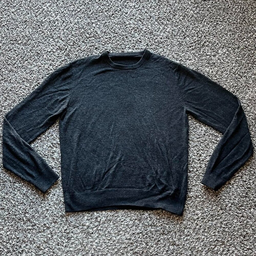 100% Wool Uniqlo Sweater Womens Medium Black Crewneck Winter Knit Warm Layering